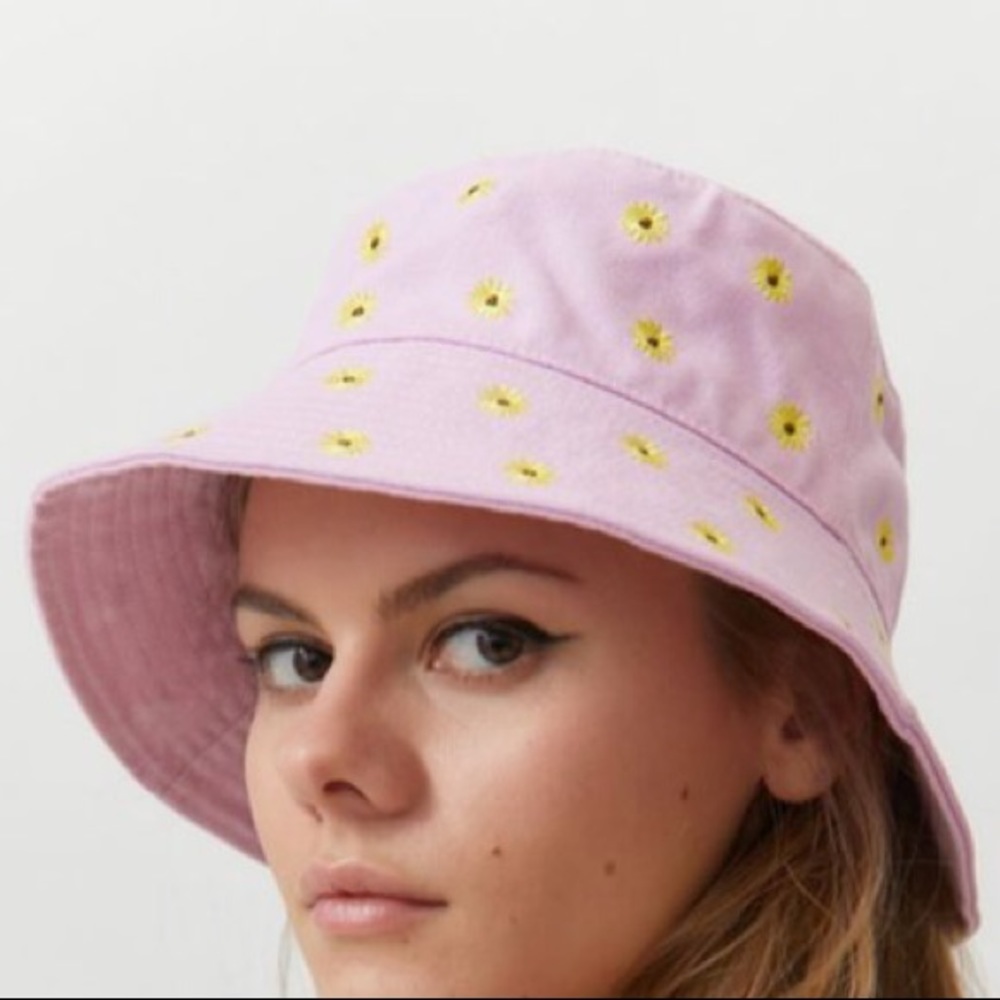 UO Embroidered Floral Bucket Hat